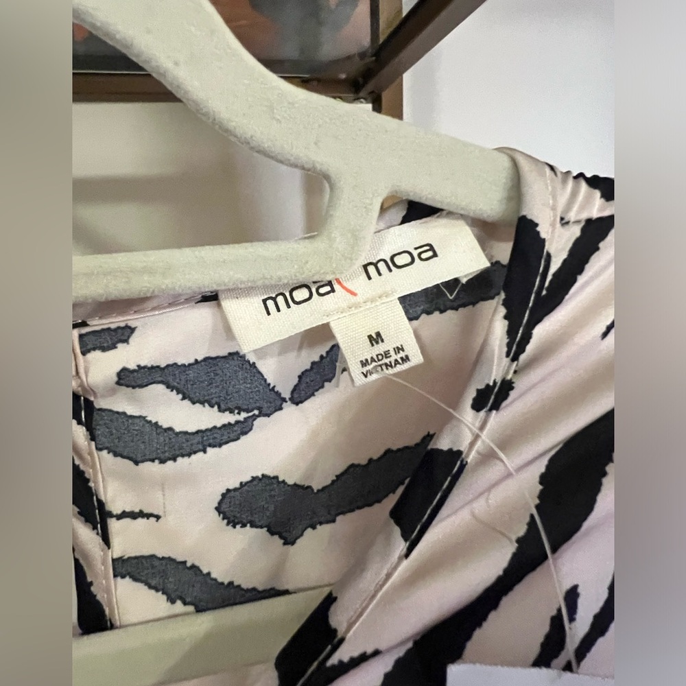 NWT Flowy Zebra Print blouse - Picture 3 of 5